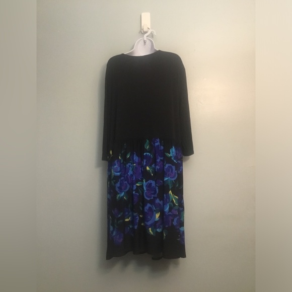 Silhouette Gray and Black Dress - Picture 4 of 15